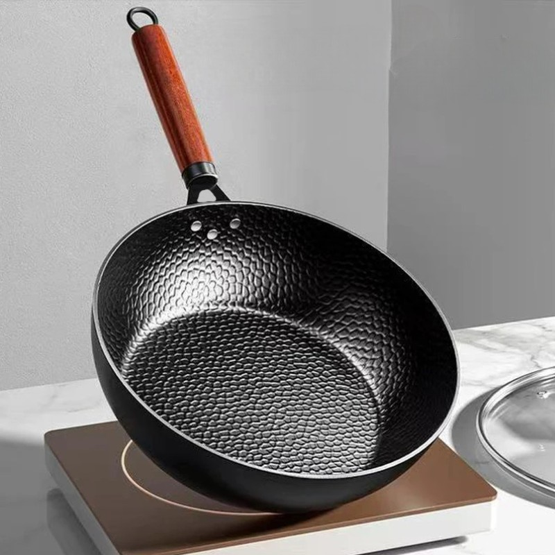 Le Rokko japanischer Wok beim Anbraten auf offener Flamme