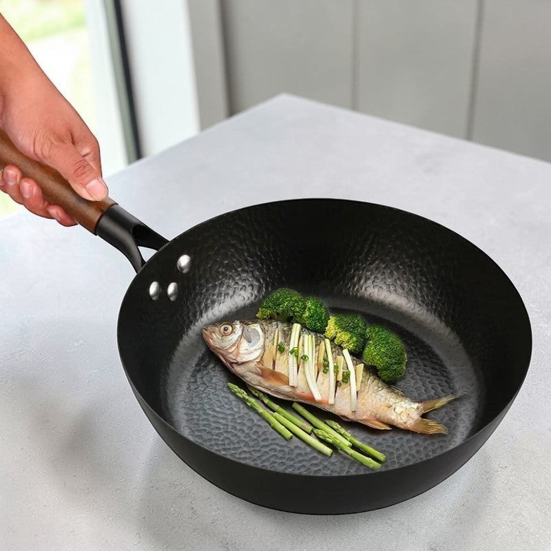 Le Rokko japanischer Wok mit traditionellem Holzgriff im Detail