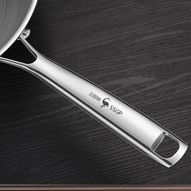 Le Houou Profi Wok in seitlicher Ansicht mit Patina-Oberfläche