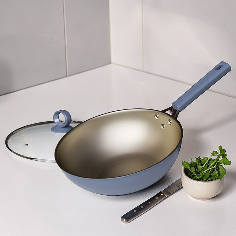 Le Maroki Eisen Wok für Induktion, Detailaufnahme des robusten Holzgriffs