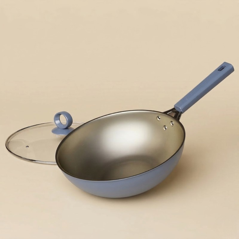 Le Maroki Eisen Wok für Induktion in Vorderansicht mit klassischer Form