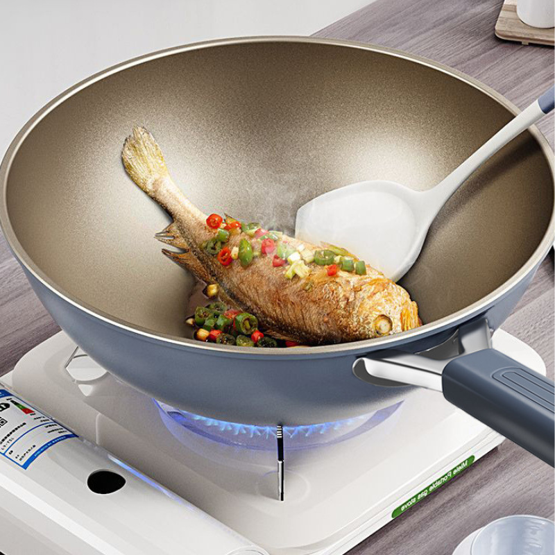 Le Maroki Eisen Wok für Induktion beim Anbraten von frischem Gemüse