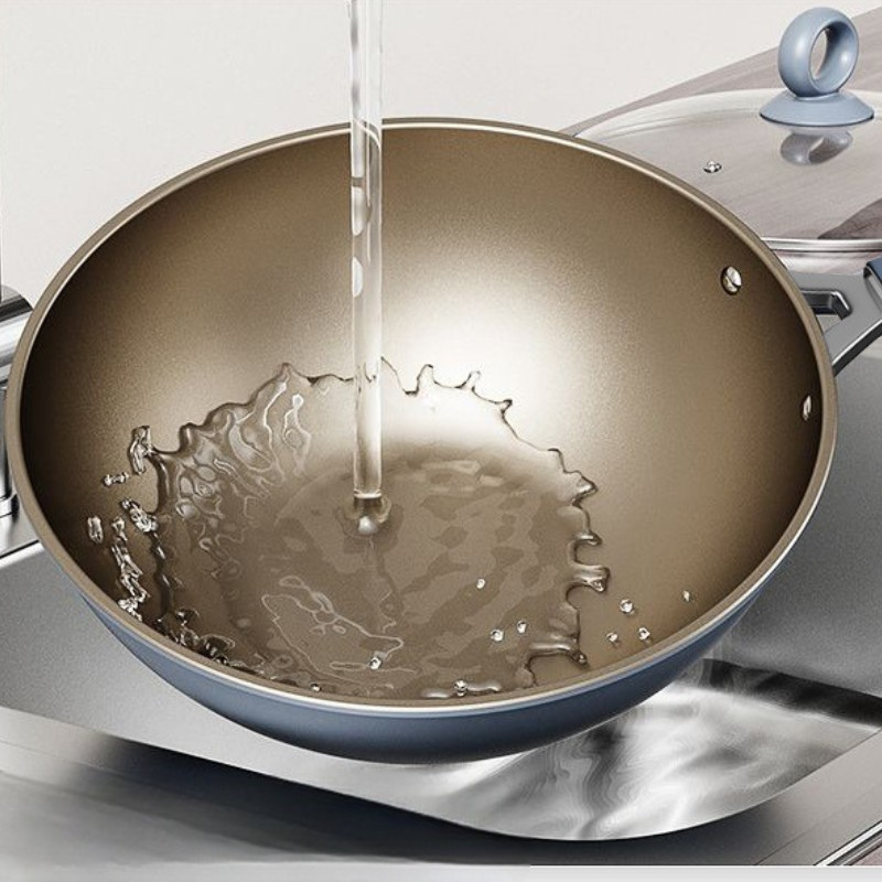 Le Maroki Eisen Wok für Induktion in Draufsicht mit eingebrannter Patina