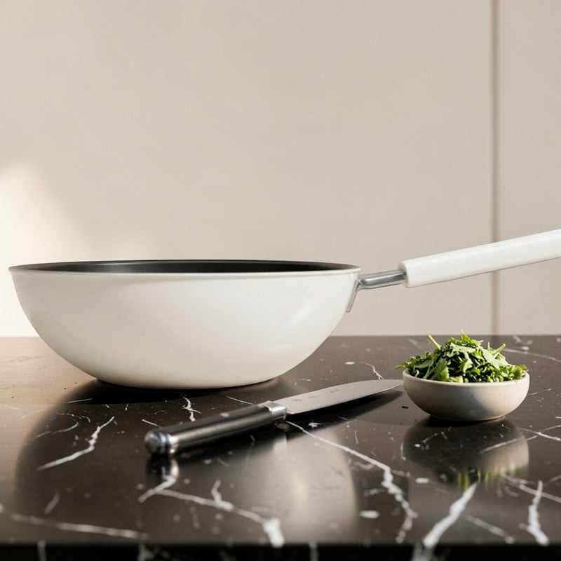 Le Asahidake Keramik Wok in Anwendung auf modernem Induktionsfeld