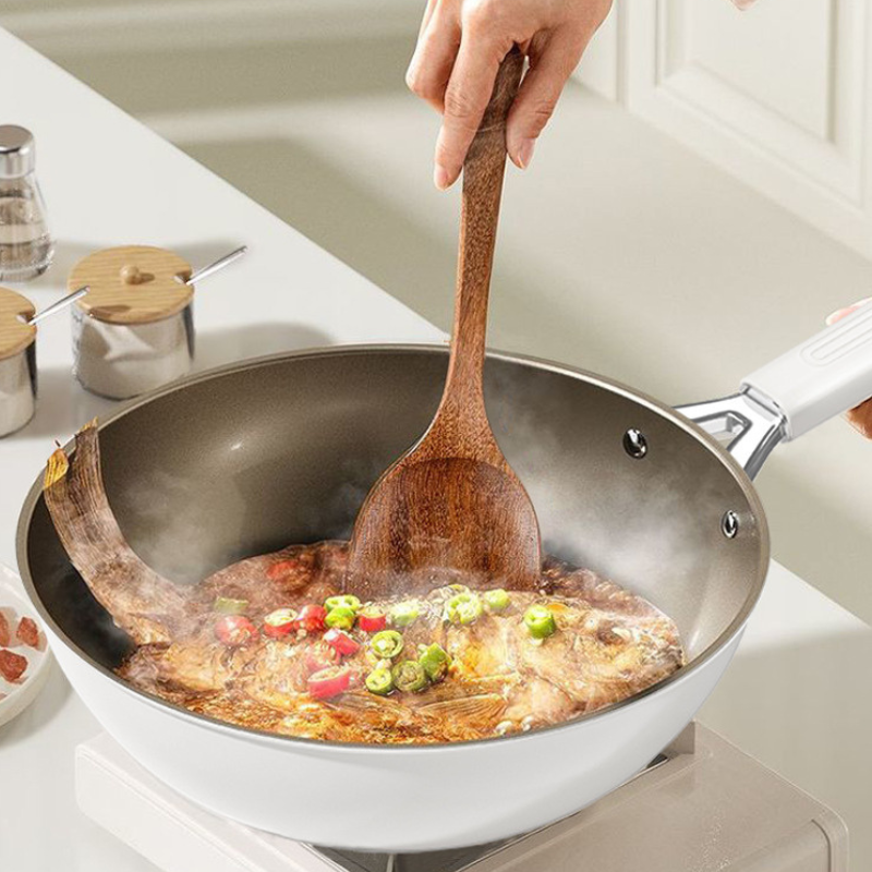 Le Asahidake Keramik Wok beim Braten von Tofu auf Induktion
