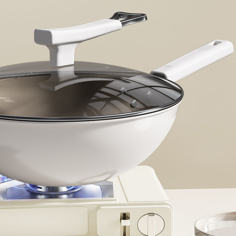 Le Asahidake Wok Nahaufnahme des Soft-Touch-Griffs mit Keramik