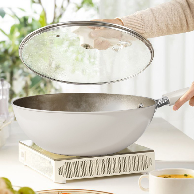 Le Asahidake Wok mit Keramikbeschichtung beim Wenden von Garnelen