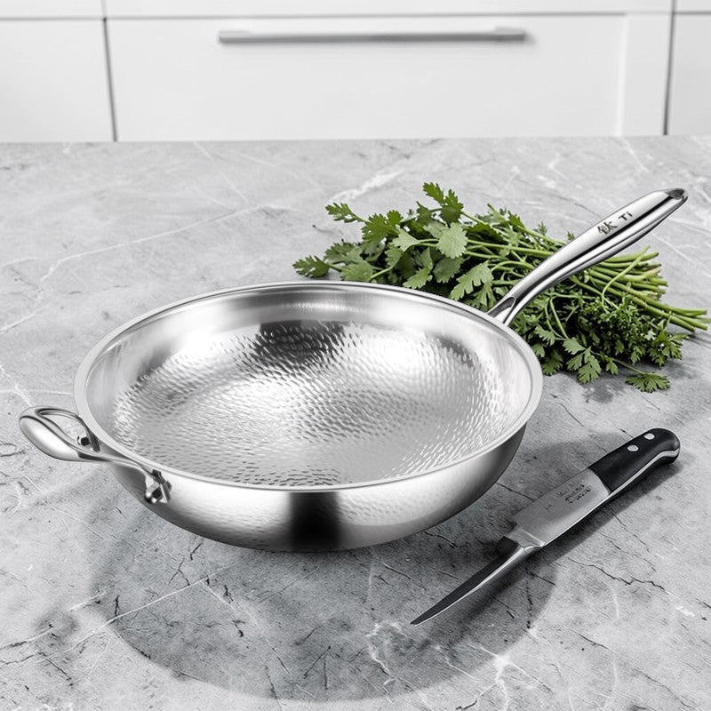 Le Myogi Edelstahl Wok beim Kochen auf Induktion