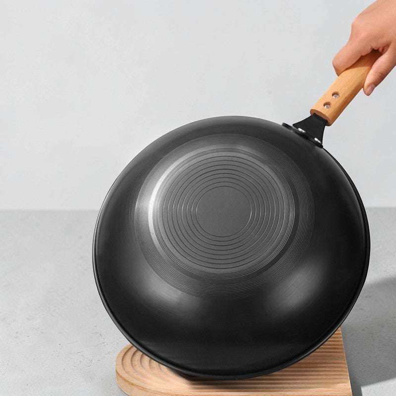 Le Sekiro Wok Pfanne Set aus Aluminium beim Anbraten auf dem