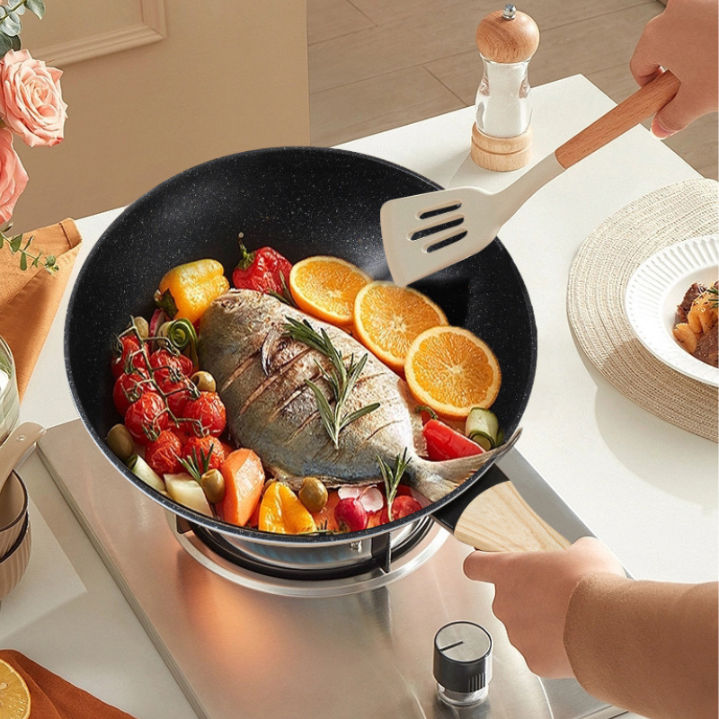 Le Tarumi Wok Pfanne mit Keramikbeschichtung beim Anbraten von Tofu