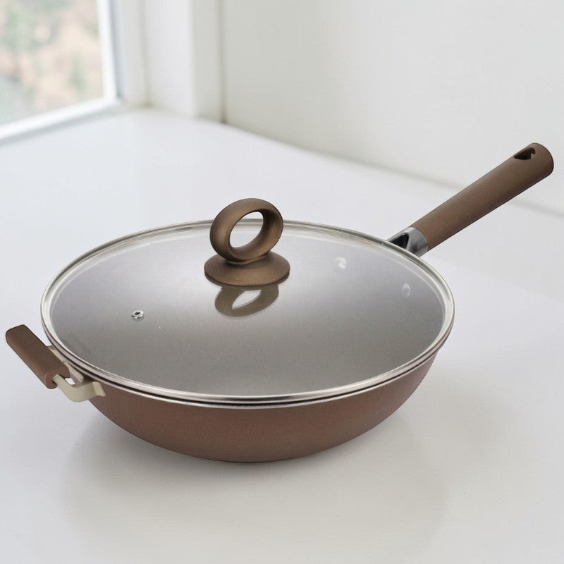Le Hinoka Wok beim Braten von Garnelen
