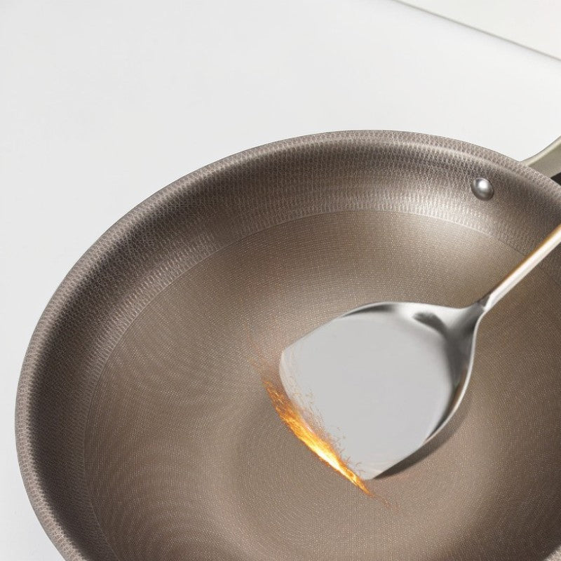 Le Hinoka Wok seitliche Ansicht mit Henkel