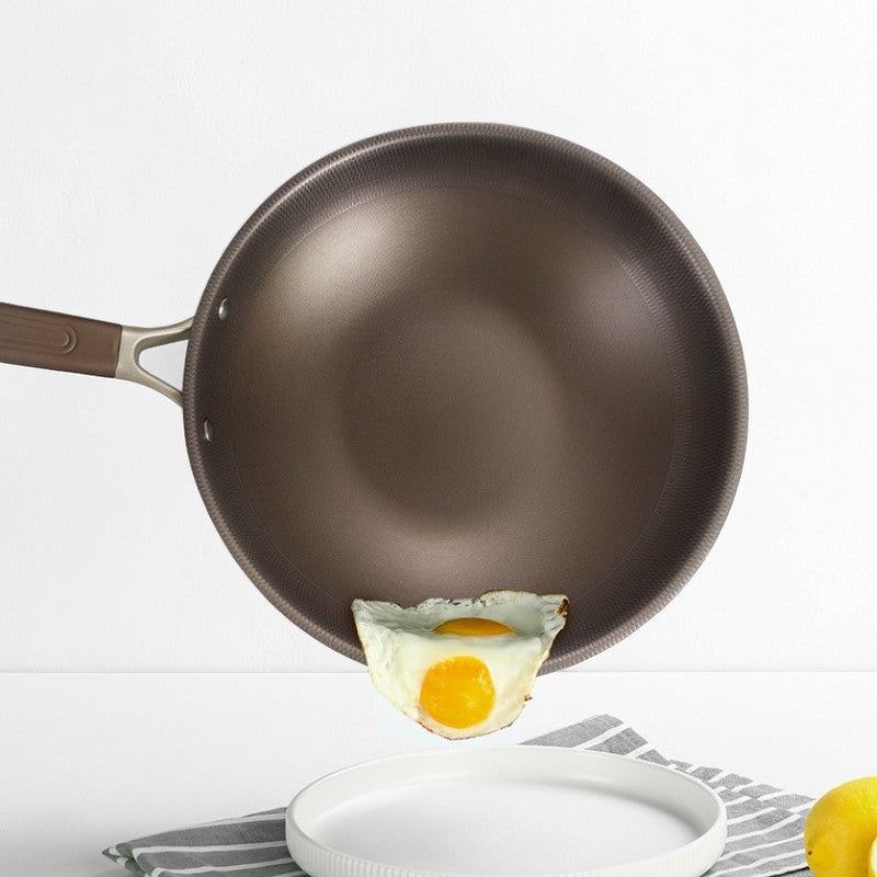 Le Hinoka Wok beim Kochen scharfer Currys