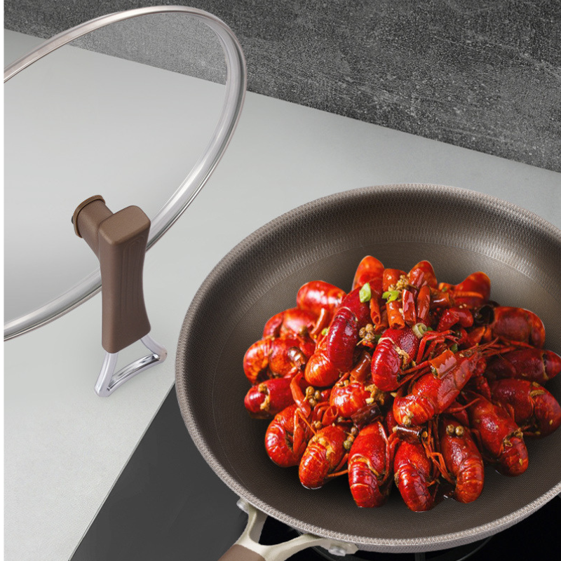 Le Hinoka Wok mit Maßangaben für Größenvergleich