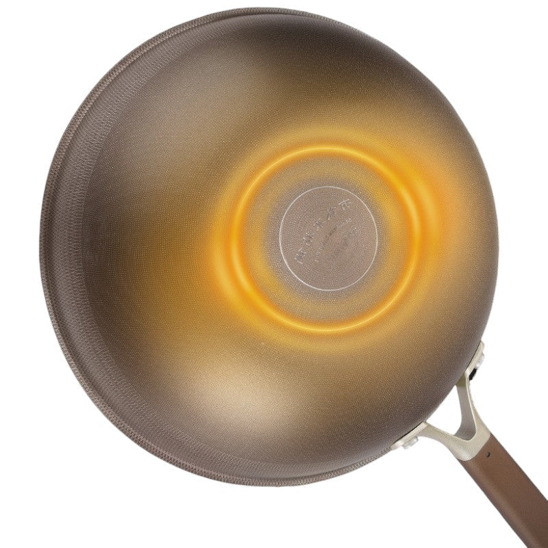 Le Hinoka Wok Detail der eingebrannten Oberfläche