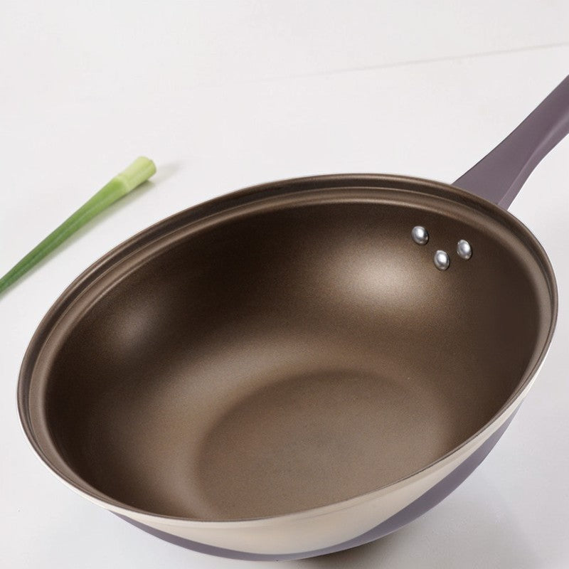 Le Hakusan Wok aus Schmiedeeisen mit Holzgriff in Nahaufnahme
