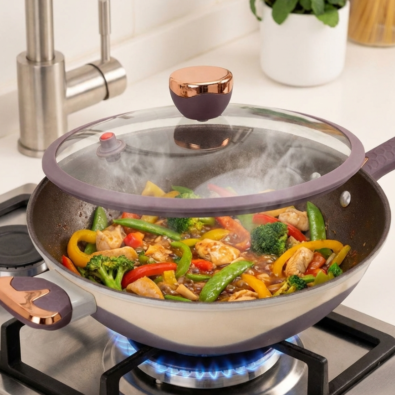 Le Hakusan Wok aus Schmiedeeisen in der Hand über offener Flamme