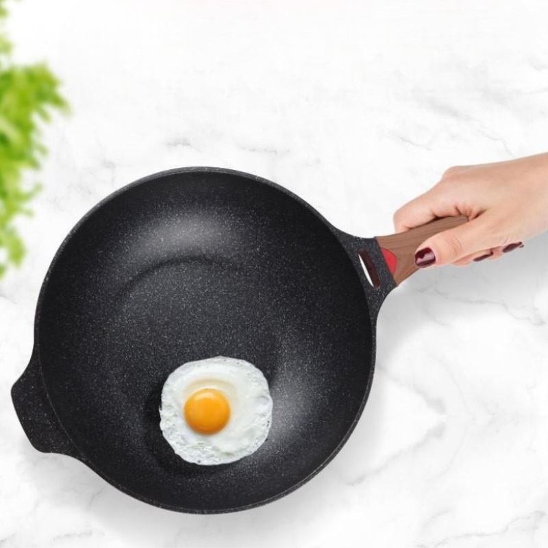 Le Murano Wok 32 cm beschichtet beim Pfannenrühren von Gemüse