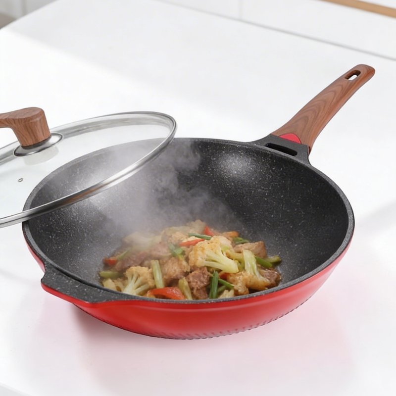 Le Murano Wok 32 cm beschichtet in moderner Küchenumgebung inszeniert