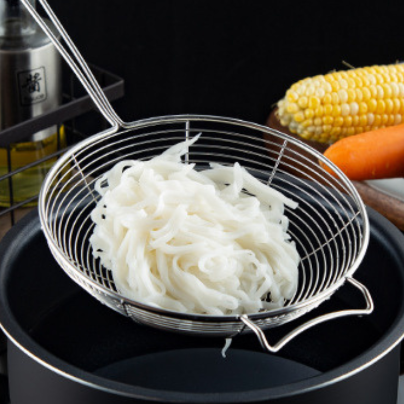 Le Tessui Schaumkelle Edelstahl in der Hand beim Kochen gehalten