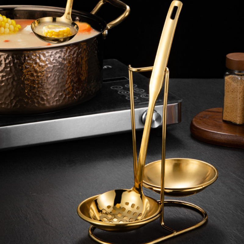 Le Sukami Kochlöffelhalter Edelstahl mit Tropfschalen in eleganter Küchenumgebung