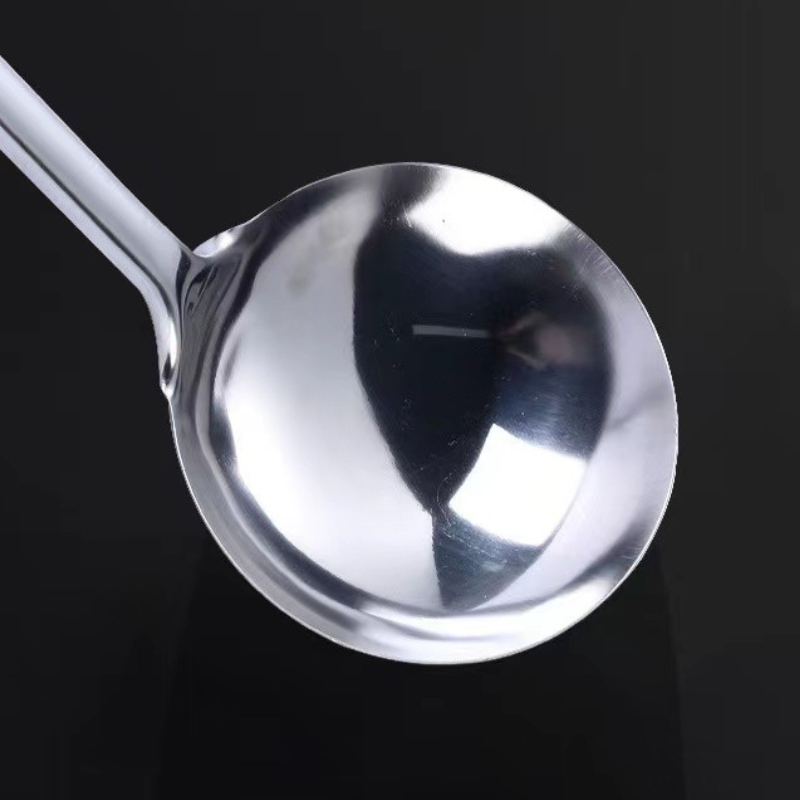 Le Yamiro Kochbesteck Set Edelstahl Schöpfkelle beim Servieren von Suppe