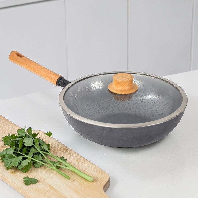 Le Kuroha Eisen Wok Pfanne beim Braten über offener Flamme