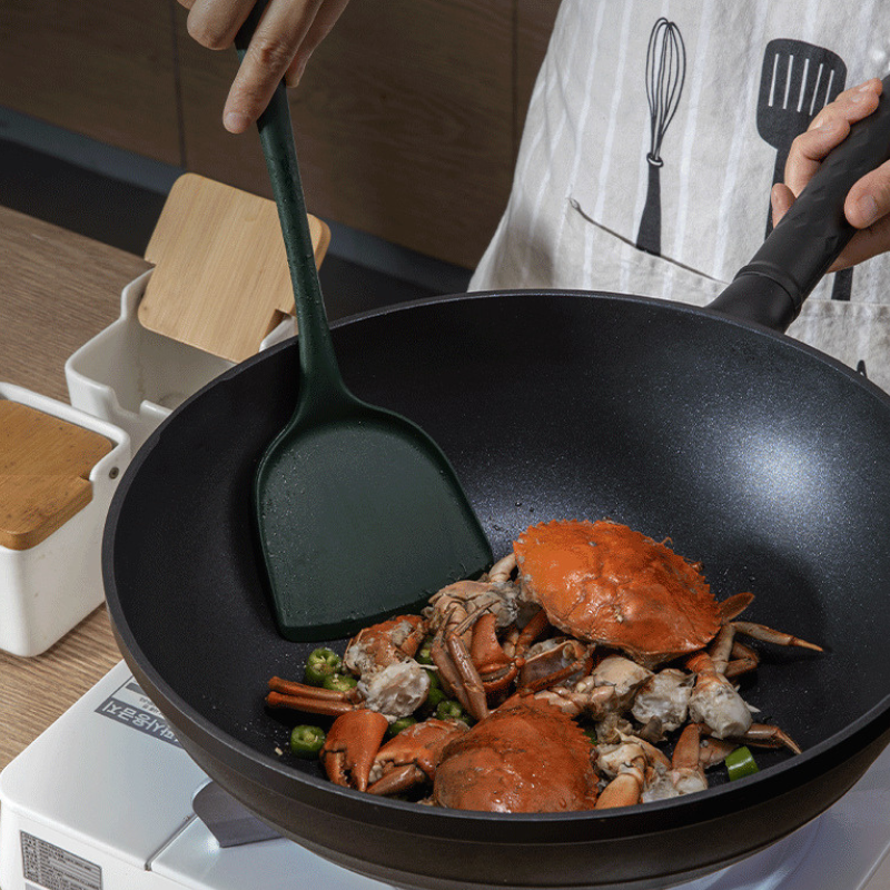 Le Takino Wok mit Glasdeckel und Zubehör im Lieferumfang
