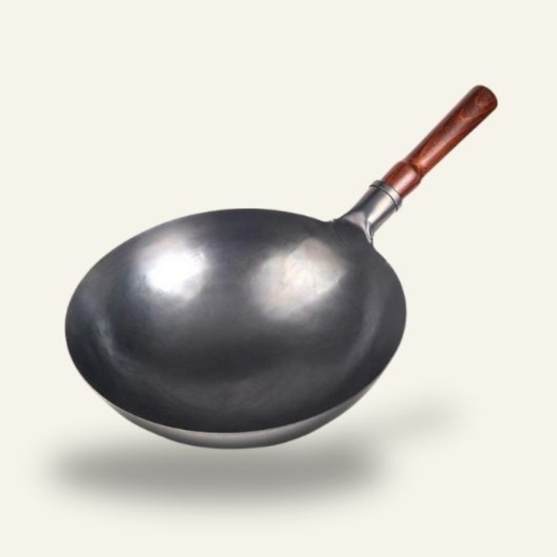 Le Nasu geschmiedeter Stahl-Wok mit Detailansicht der Hammerschlag-Struktur