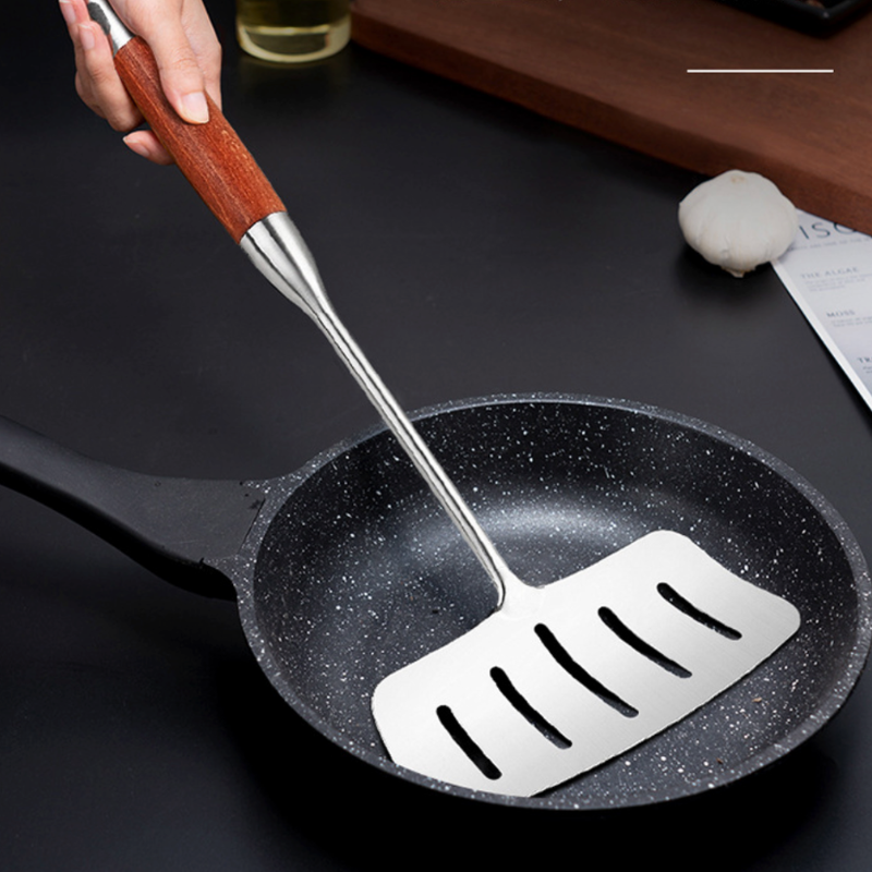 Le Mishio Metal Wok Spatula in hochwertiger Geschenkverpackung als Lieferumfang