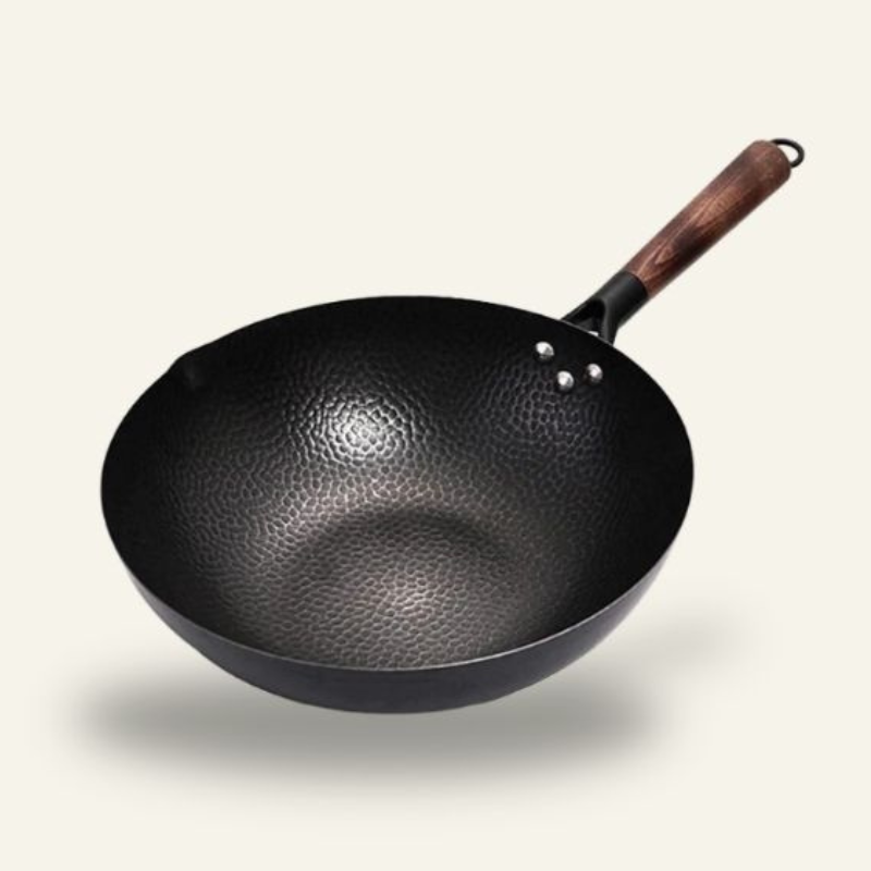 Le Haku Wok Carbonstahl Ceranfeld Nahaufnahme des ergonomischen Holzgriffs