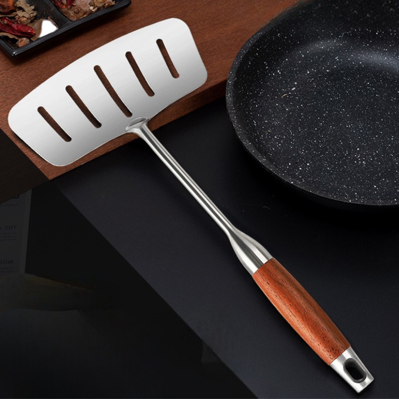 Le Mishio Metal Wok Spatula Detailaufnahme des ergonomischen Edelstahlgriffs