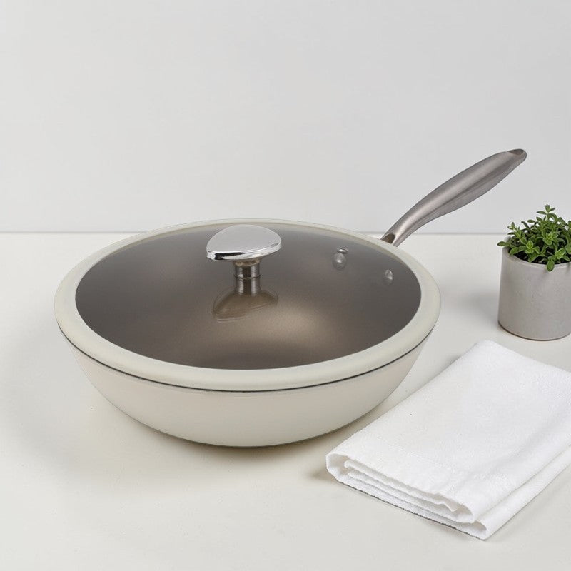 Le Yorano PFOA Free Wok beim Anbraten von Garnelen auf Flamme