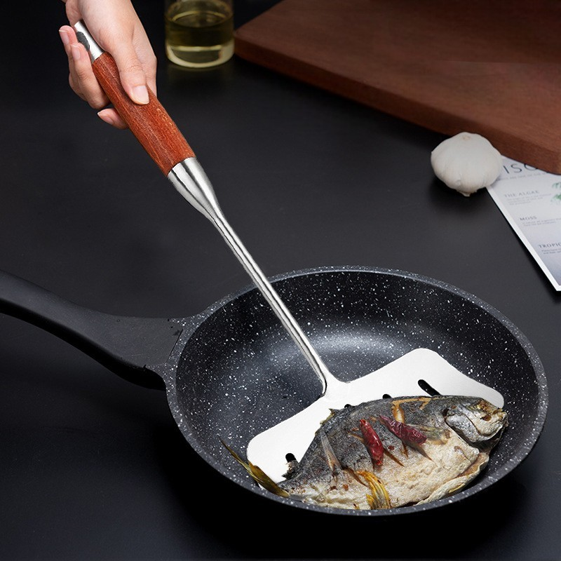 Le Mishio Metal Wok Spatula aus Edelstahl beim Anbraten von Gemüse im Wok