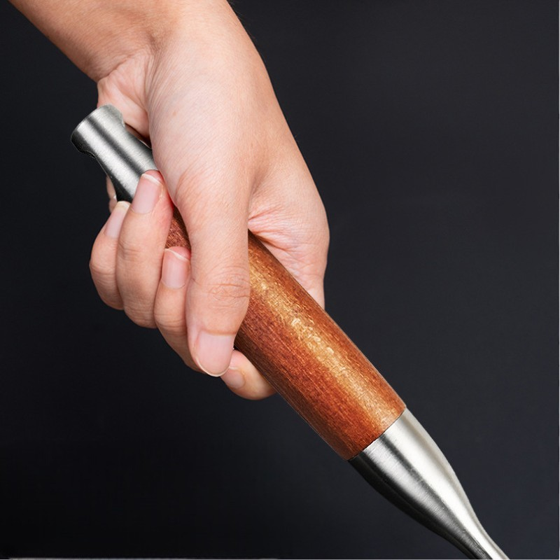 Le Mishio Metal Wok Spatula in der Hand beim Pfannenrühren am