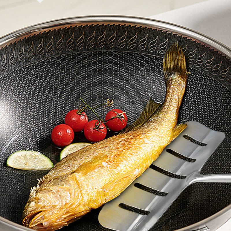 Le Mishio Metal Wok Spatula beim Servieren von Nudeln aus dem Wok