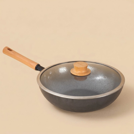 Le Kuroha Eisen Wok Pfanne aus Gusseisen in klassischer Vorderansicht