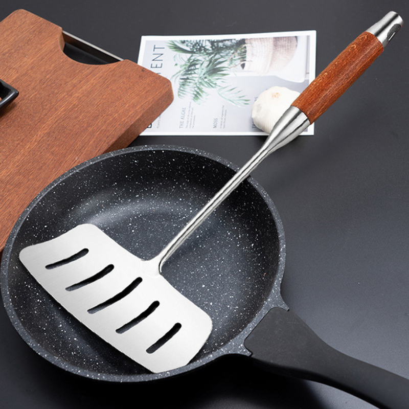 Le Mishio Metal Wok Spatula im Einsatz beim Wenden im heißen Wok