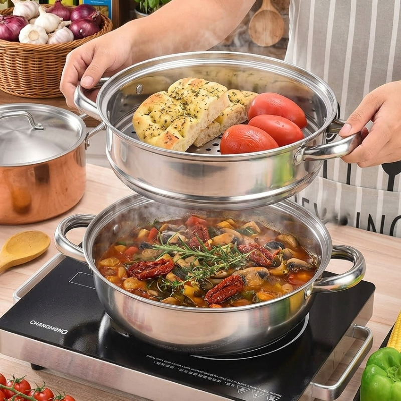 Le Senami Carbonstahl Wok beim Pfannenwenden von Gemüse