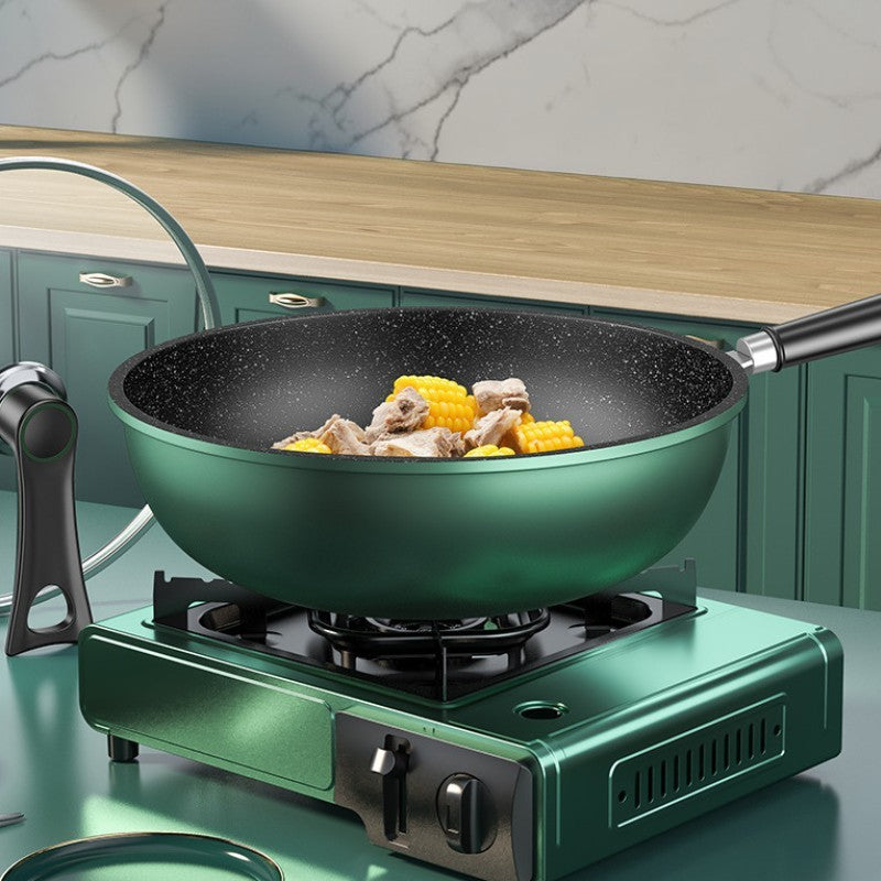 Le Nakimi Gesunde Wok Pfanne beim Schwenken von Stir-Fry in der Hand