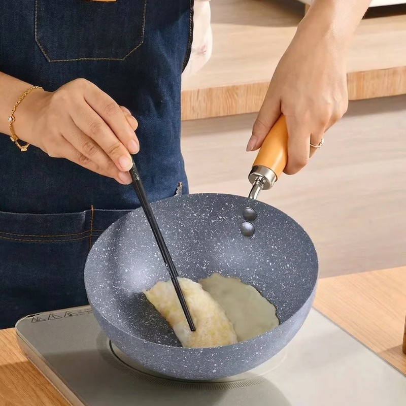 Le Sanome Induktions Wok mit Glasdeckel beim Dampfgaren