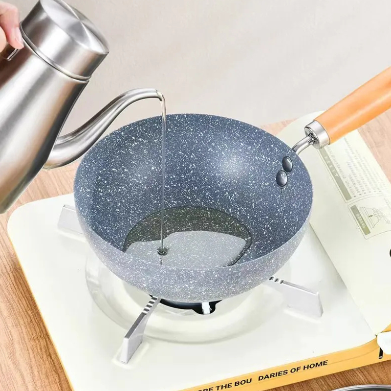 Le Sanome Mini Wok 20 cm in der Hand beim leichten Schwenken