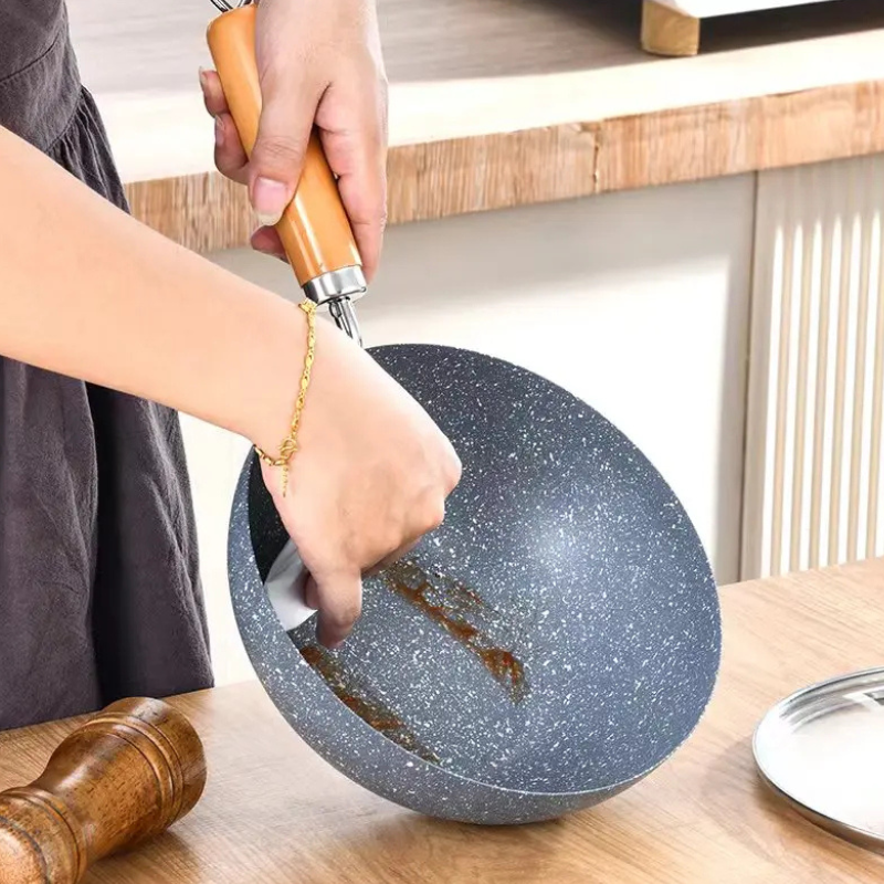 Le Sanome Induktions Mini Wok mit asiatischem Nudelgericht angerichtet