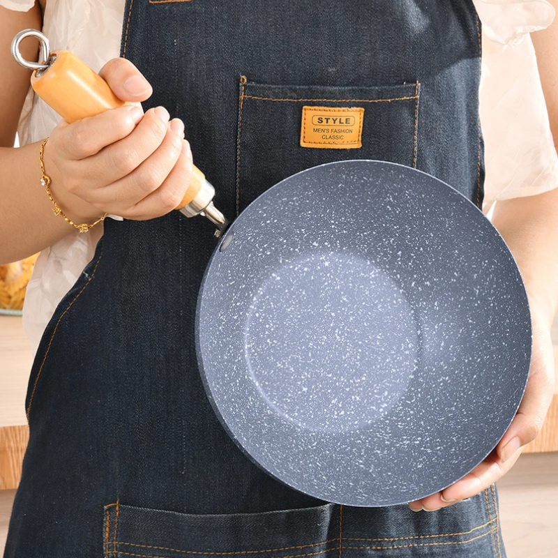 Le Sanome Induktions Mini Wok mit gebratenem Reis und buntem Gemüse