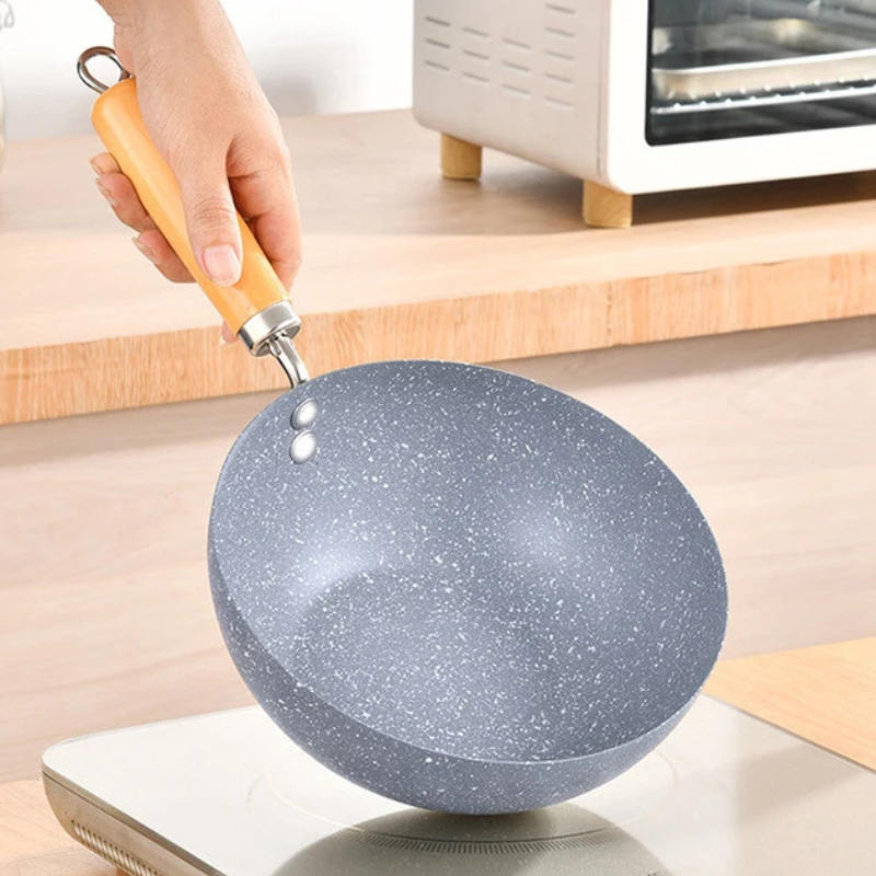 Le Sanome Mini Wok 20 cm Bodenansicht mit induktionsgeeignetem Magnetboden