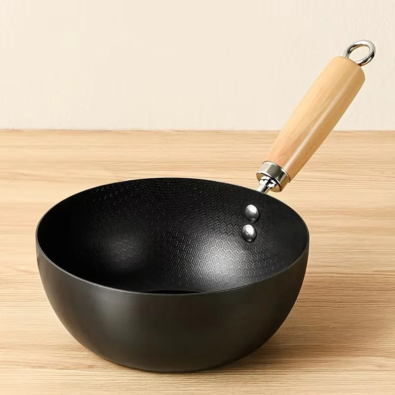 Le Nikko Detailaufnahme des Schmiedeeisen-Griffs am kleinen Wok handgehämmert