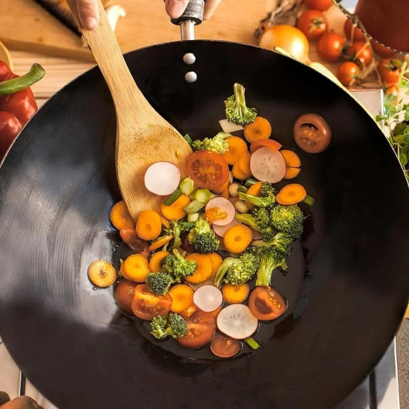 Le Nikko Kleiner Wok seitlich mit langem hölzernem Hitzeschutzgriff