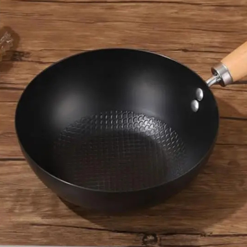 Le Nikko Schmiedeeisen Wok beim Anbraten von Gemüse auf Flamme