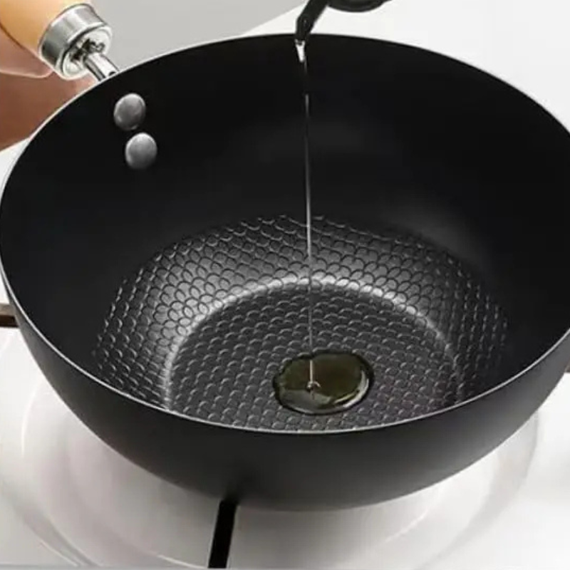 Le Nikko Kleiner Wok Schmiedeeisen in Verpackung mit Pflegehinweisen