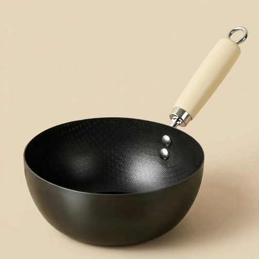 Le Nikko Schmiedeeisen Kleiner Wok in klassischer Vorderansicht mit dunkler Patina